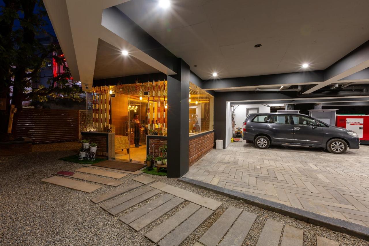 Hotel La Eden Массури Экстерьер фото